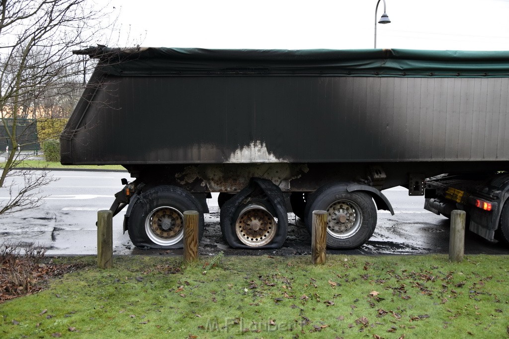 Auto 1 Reifenbrand LKW Koeln Porz Gremberghoven Ratherstr P14.JPG - Miklos Laubert